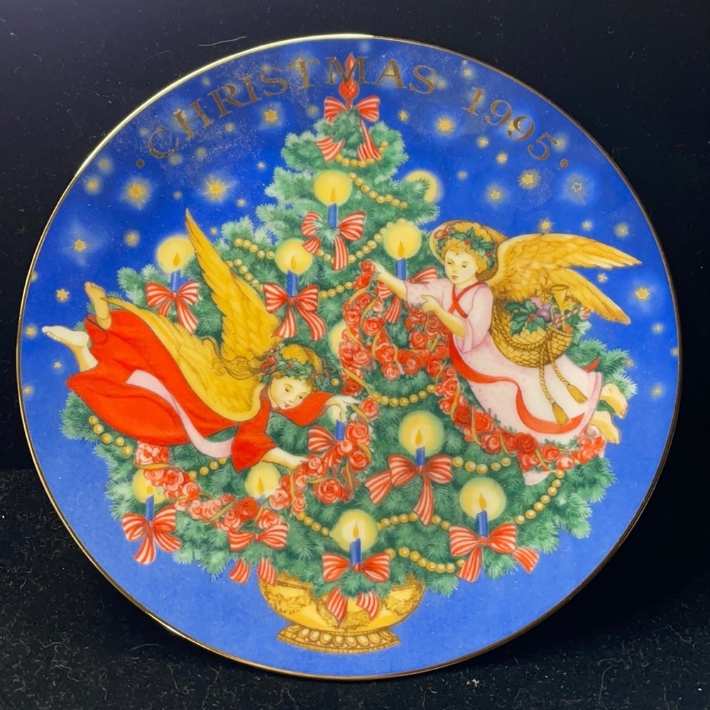 Avon Vintage (1995) Christmas Ceramic Collectible Plate “Trimming the Tree”